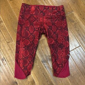 Lululemon Vent it out crop legging. Snake print.
